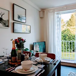 Apartment Retreat, Free Private Parking, Sleeps Up To 4, Bath